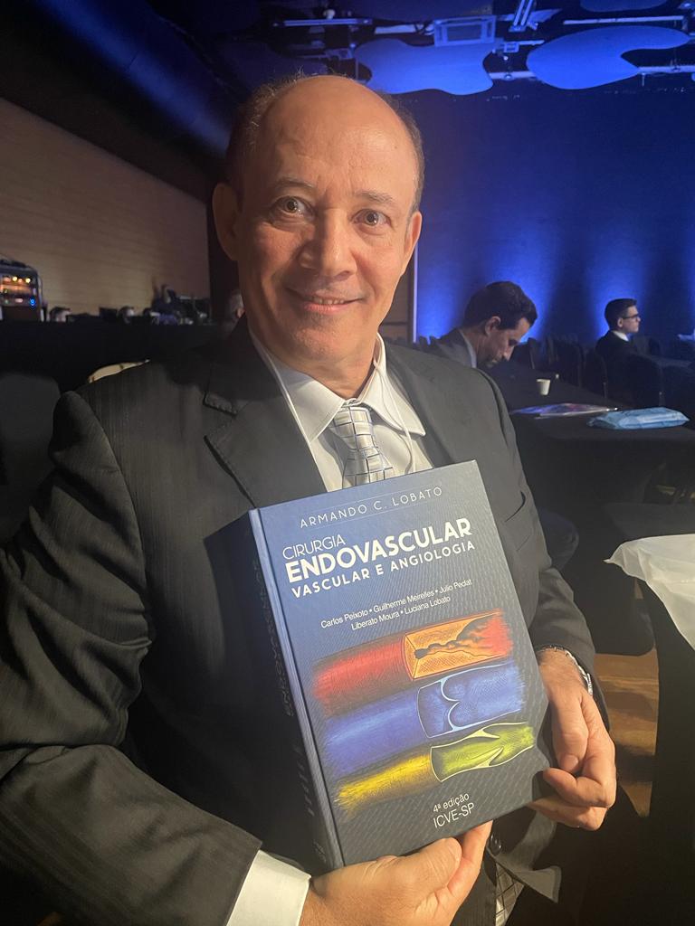 Josualdo Euzebio com o Livro
