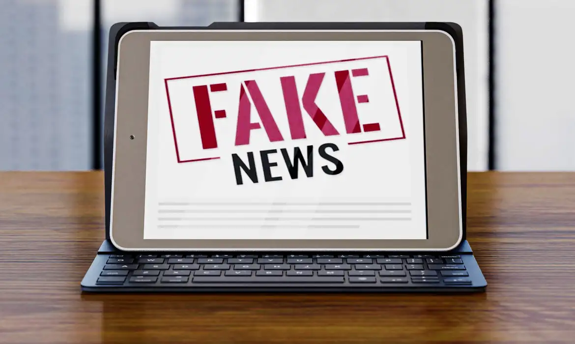 front-view-laptop-desk-with-fake-news_0 Freepik