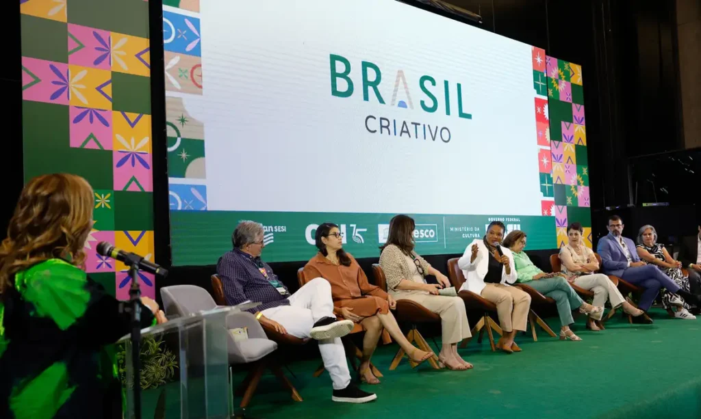 O Ministério da Cultura (Minc) lançou nesta quarta-feira (7), no Rio de Janeiro, o Brasil Criativo, um conjunto de diretrizes que servirão de referência para implementação da Política Nacional de Economia Criativa. Segundo a pasta, o objetivo é contribuir para a consolidação da economia criativa como estratégia de desenvolvimento social, econômico e cultural do país. O evento contou com a participação da ministra da Cultura, Margareth Menezes, que destacou a importância de ter uma agenda efetiva que oriente os programas, projetos e ações concretas voltadas para a dimensão da criatividade e da cultura. No total, são quinze diretrizes que orientam a política de Economia Criativa e passam por divulgação de estudos, formação de gestores e empreendedores, ampliação de investimento, promoção da diversidade e inclusão produtiva. “Com essas diretrizes você ajuda o setor a se qualificar, você fomenta de forma mais direta o produtor e todas as atividades da indústria criativa, como o audiovisual, os direitos autorais, o artesanato brasileiro. Isso tudo é uma força de trabalho que move o PIB nacional. Por isso, precisamos criar conceitos que venham a auxiliar o desenvolvimento e o fortalecimento dessa indústria”, disse a ministra. Durante o evento, também foi anunciado que Cláudia Sousa Leitão volta a liderar a Secretaria da Economia Criativa do MinC. Ela já havia ocupado o cargo entre 2011 e 2013. Cláudia é mestre em Direito pela Universidade de São Paulo (USP), e doutora em Sociologia pela Sorbonne. Fonte: Agência Brasil