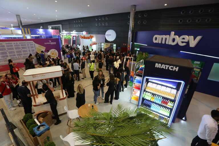 Lançamentos e networking marcam abertura da Superminas 2025