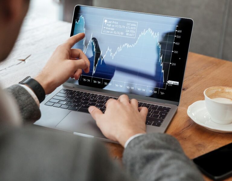 Estratégias seguras para investir em renda variável em 2025