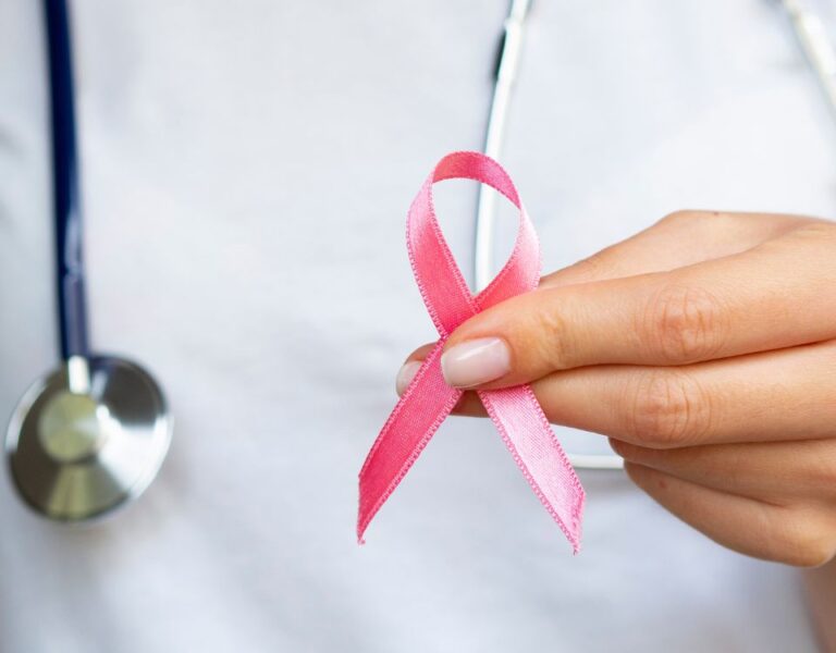 Outubro Rosa: HC-UFU/Ebserh, que atende 100% via SUS, realiza desde exames até cirurgias de reconstrução da mama