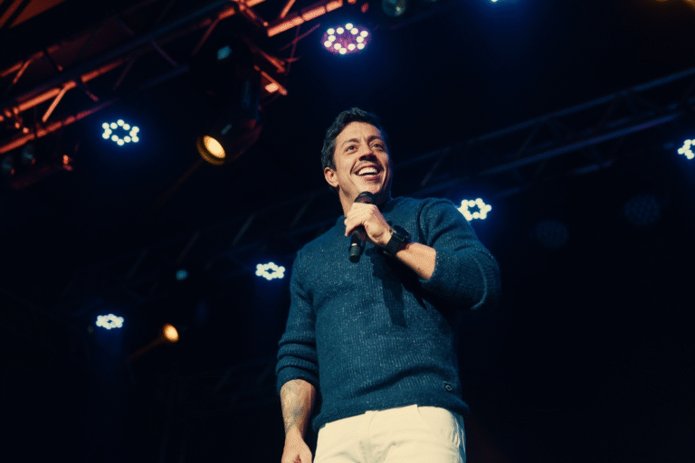 Renato Albani apresenta stand up em Governador Valadares