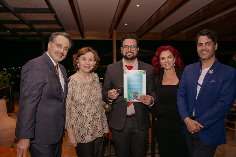 Artistas mineiros criam joia para evento Brasil-Portugal