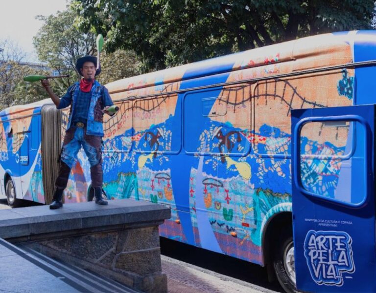 Arte pela Via reúne artistas de obras em ônibus da RMBH