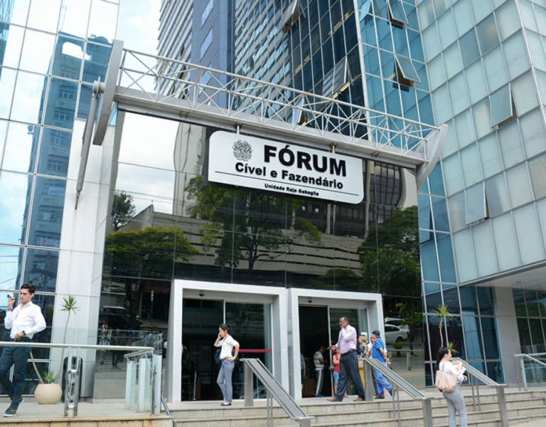Locadora é condenada a indenizar fiador por negativação