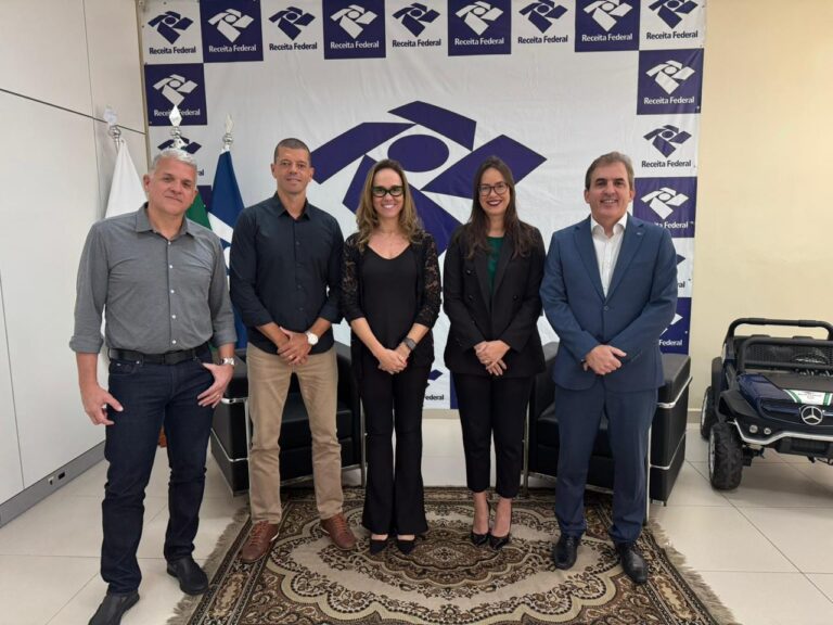 Ajomig debate normas aduaneiras com a Receita em MG