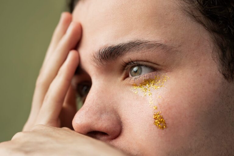 Glitter e cílios postiços: cuidados com os olhos