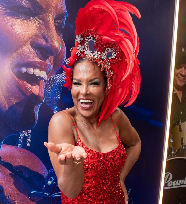 Pipa Brasey recebe Valéria Valenssa na Sapucaí