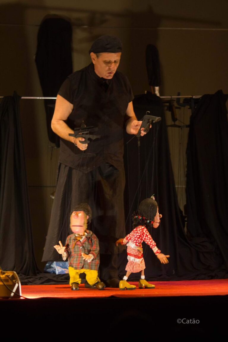 Macacos reafirma título de capital do teatro de bonecos