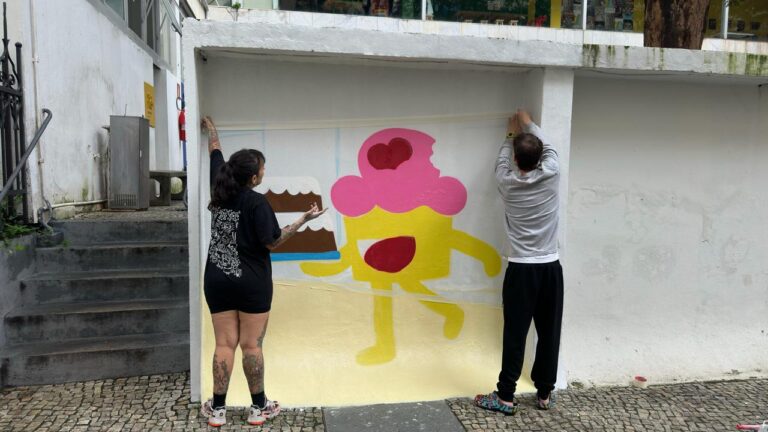 Artista mineira pinta “Bolinho” no Palácio das Artes
