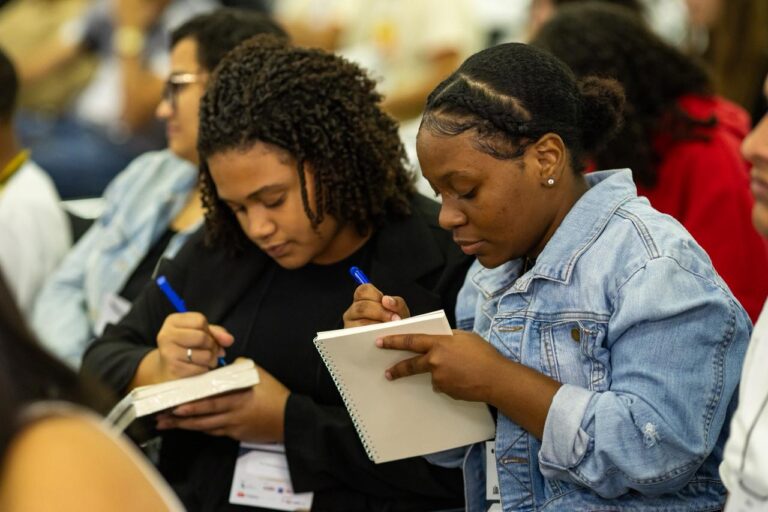 Projeto em BH prepara jovens para o primeiro emprego