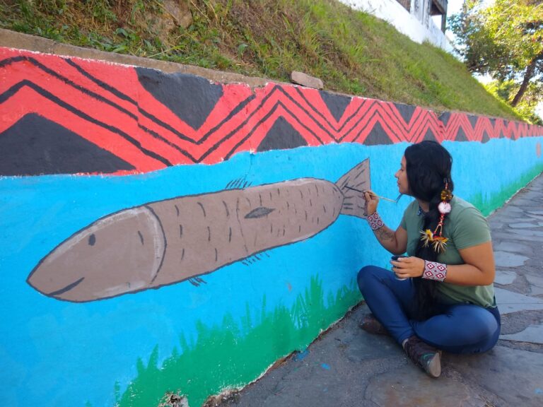 Arte indígena transforma muro no Bairro Bom Jesus em Diamantina