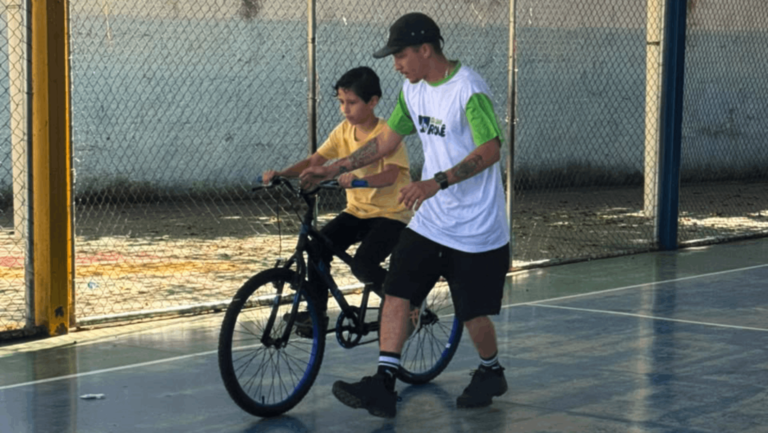 Gratuito: projeto ensina população a andar de bike em Contagem