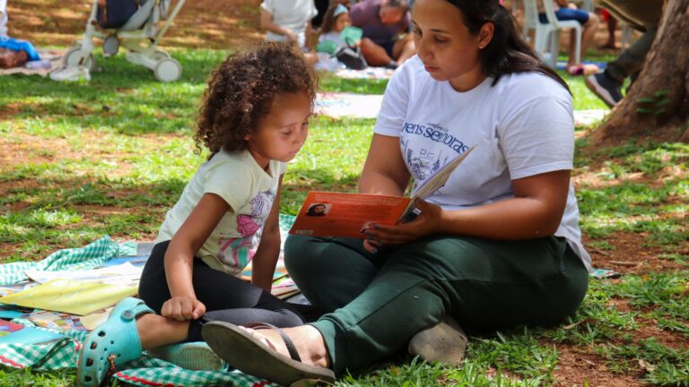 Feira Encantaria & Piquenique Literário transforma praça