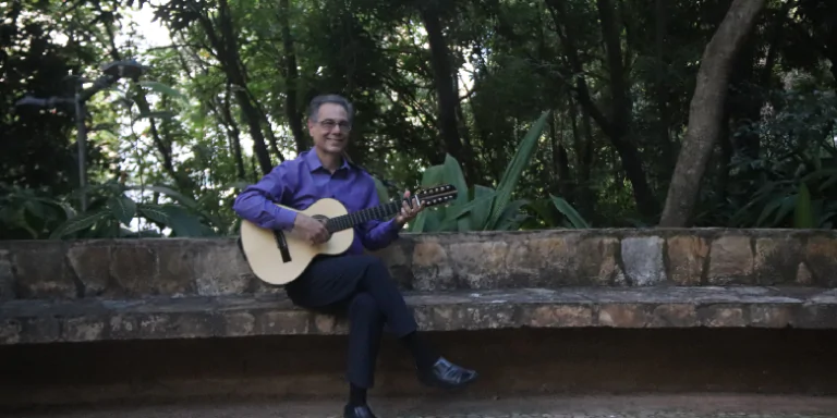 Décio Gomes celebra 65 anos com espetáculo musical