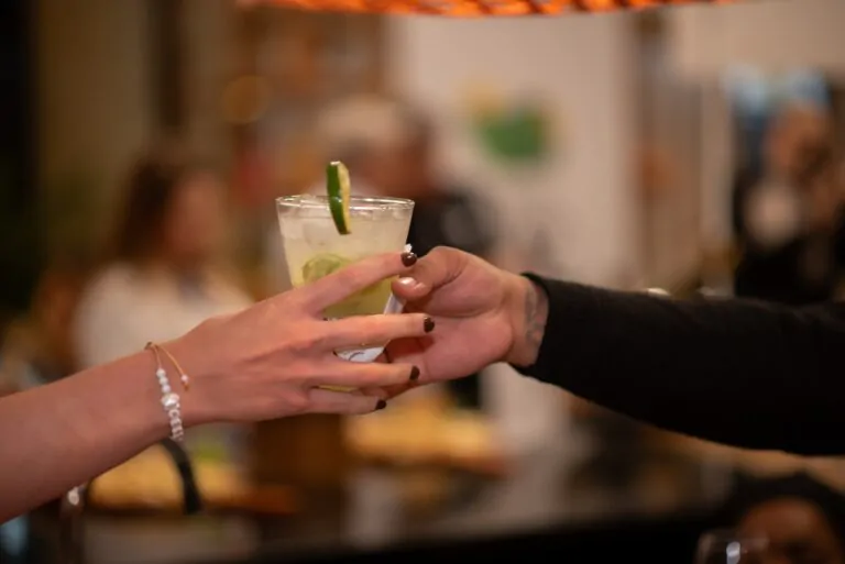 AMBAAR promove Sunset Mineiro com vinho e gastronomia