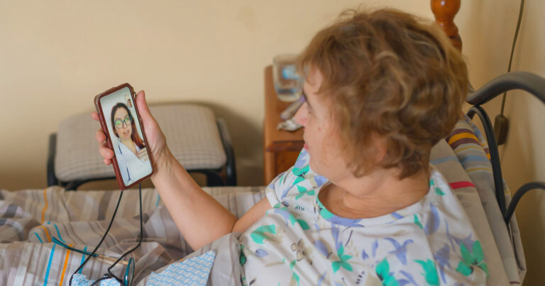 Como proteger idosos de golpes no WhatsApp e Pix?
