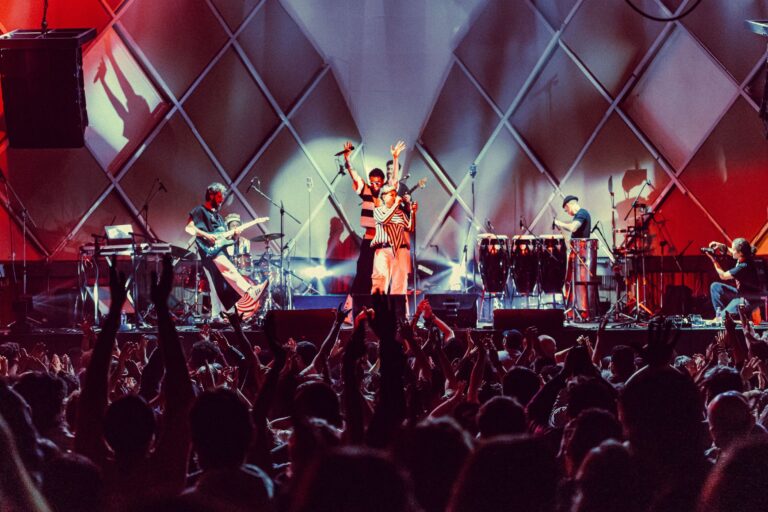 Lamparina apresenta show do álbum “Delírio Coletivo”