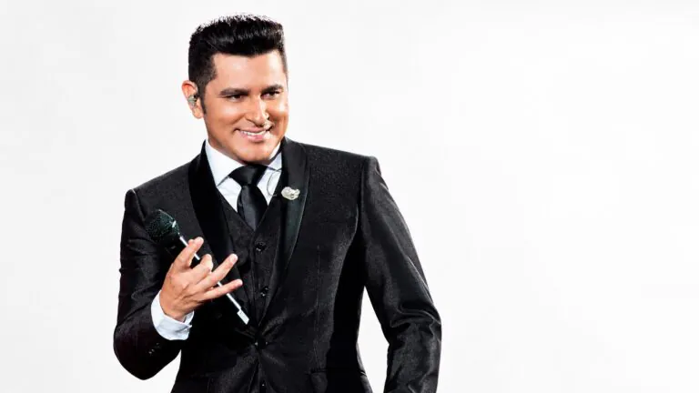 Léo Magalhães apresenta sucessos da carreira