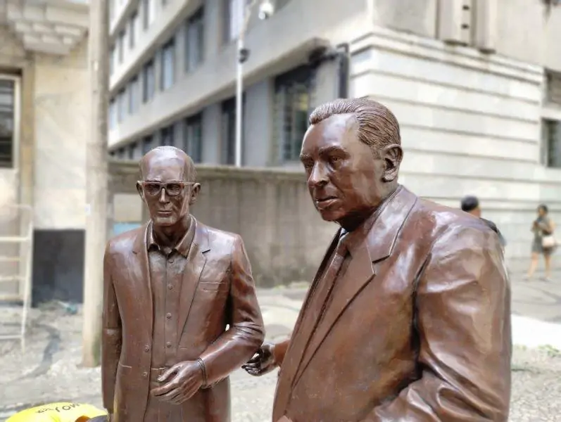 Esculturas de Carlos Drummond de Andrade e Pedro Nava recuperadas e reinstaladas-Crédito ASCOM-FMC