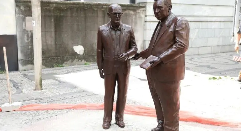 Esculturas de Carlos Drummond de Andrade e Pedro Nava recuperadas e reinstaladas-Crédito Rodrigo Clemente-PBH