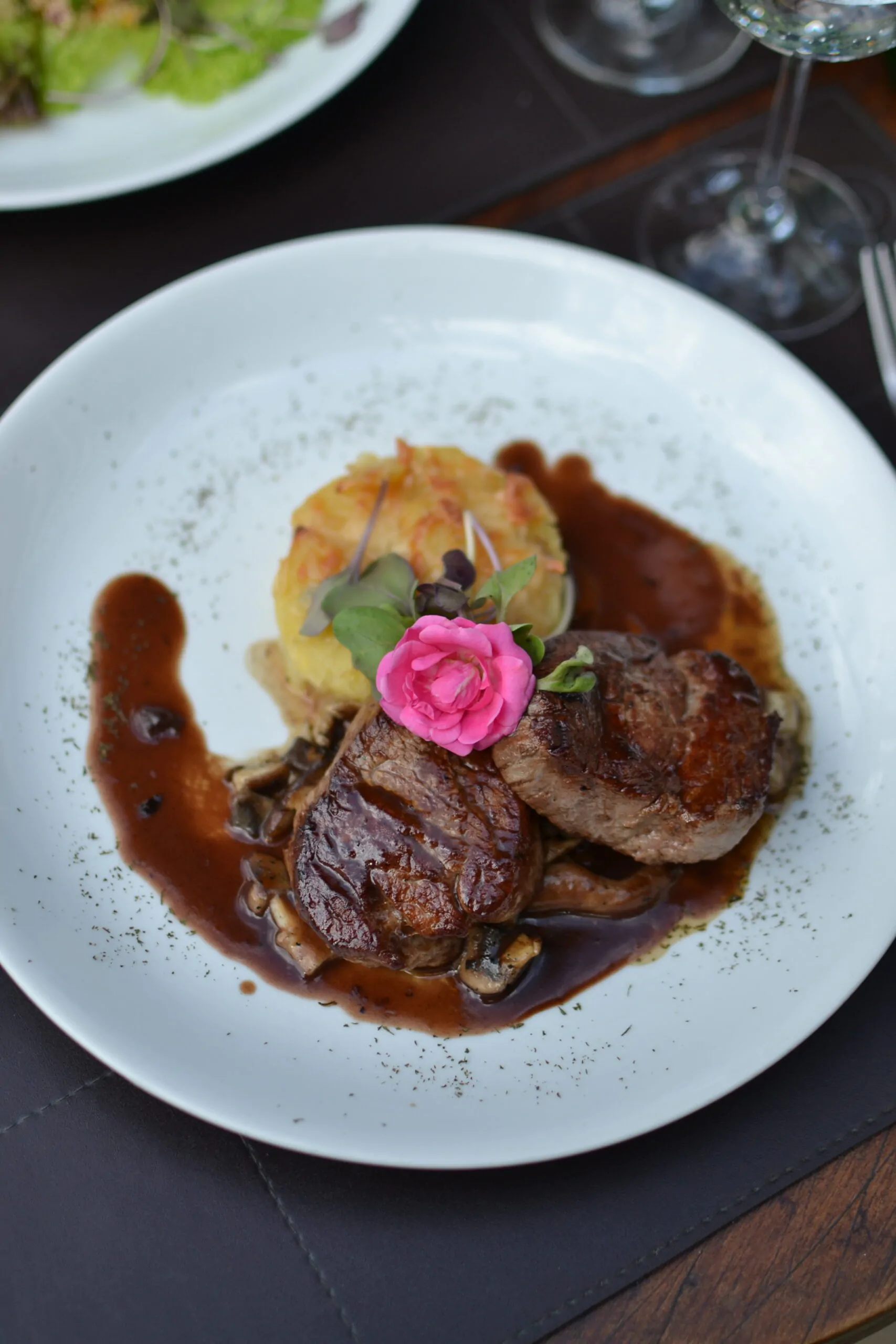 Filet mingnon com dauphinoise e molho de vinho e cogumelos salteados