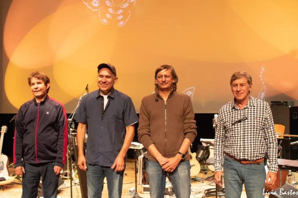 Foto 4 Irmãos palco 4_Livia Bastos