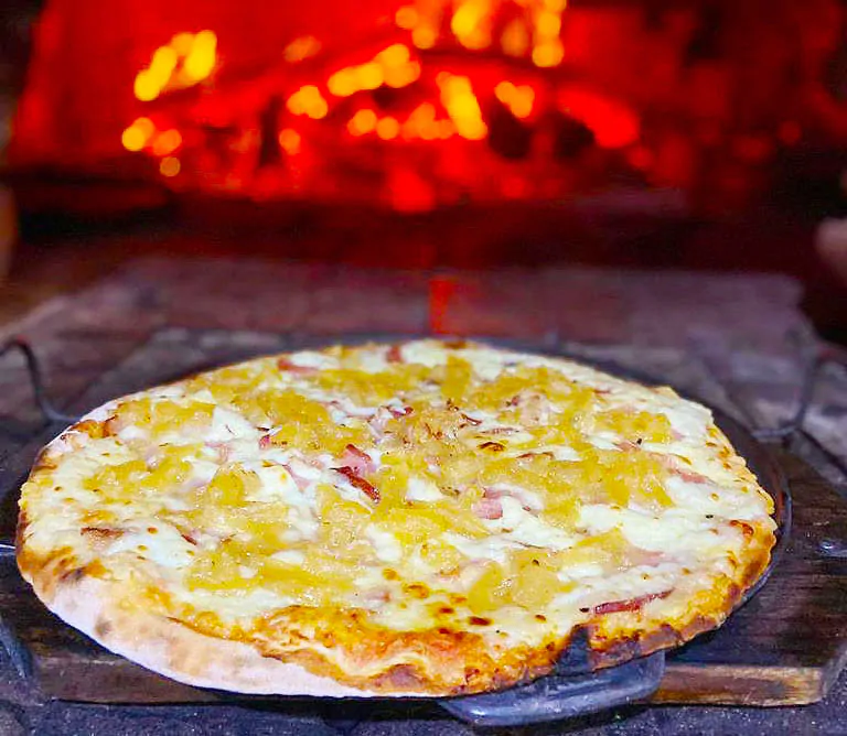 Pizza-de-Lombo-Artesanal-com-Abacaxi-da-Pizzaria-do-Filipe-de-Piranguinho–MG-