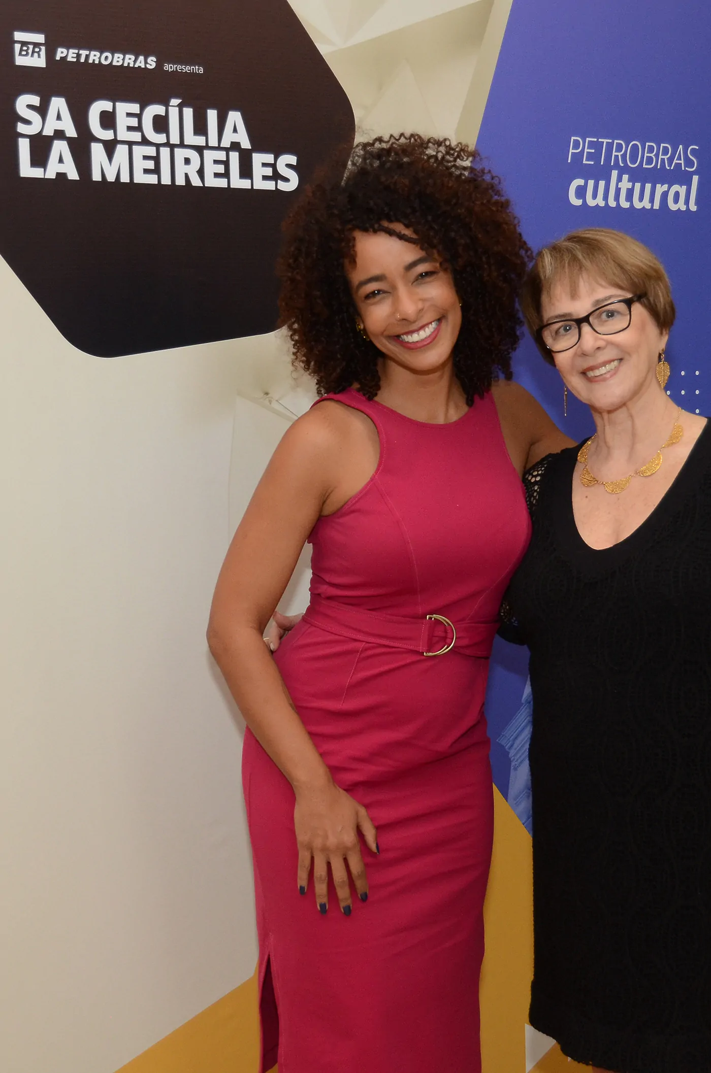 A apresentadora Alinne Prado ao lado da atriz Nívea Maria