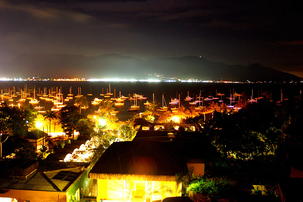 Vista aérea da orla de Ilhabela, litoral norte de SP, cidade que integra a Rota Verde Azul – Foto Reginaldo Pupo (2)
