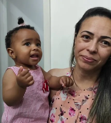 A fonoaudióloga Emmanuele e filha, Luísa, de 10 meses