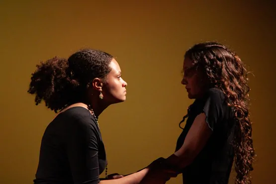 Atrizes Ana Clara Marques e Duda Carmona Foto por Guilherme Oliveira (1)