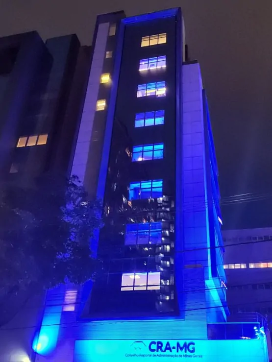 Fachada CRA-MG iluminada