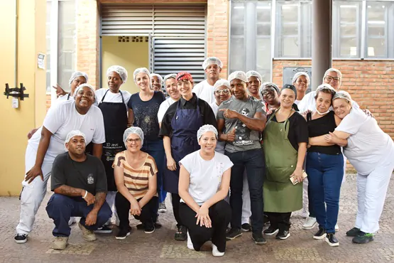 chef Carol Dini ensina cozinheiros dos restaurantes populares